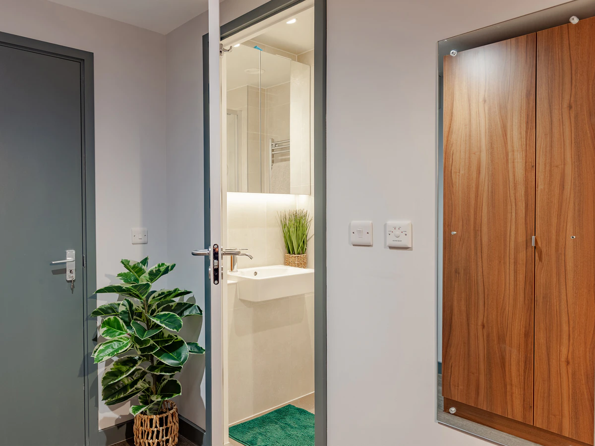 Straits Garden, egham