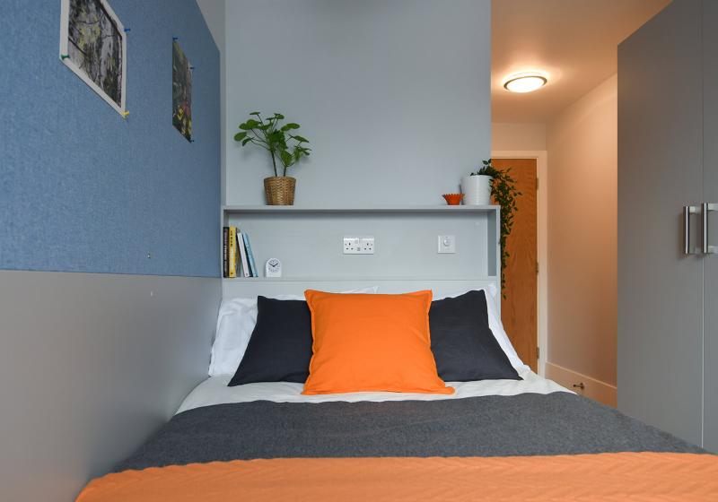 iQ Magenta House